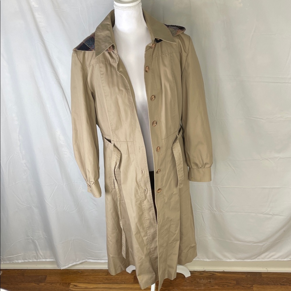 Women's Tan Trench Coat with Plaid Lining